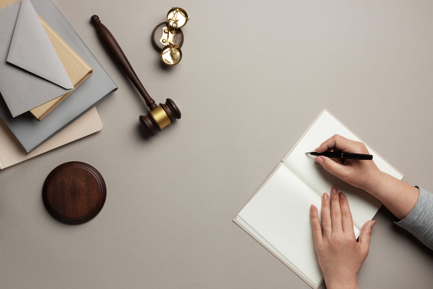 Legal Contracts in Oman: How to Protect Your Rights Before Signing